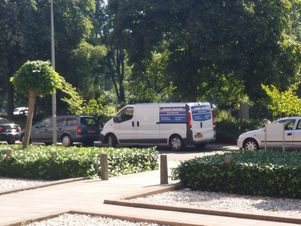 bus van Grispen Techniek bij park